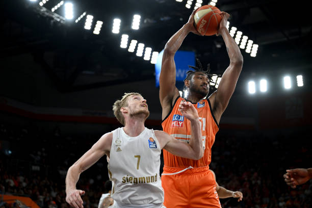 超过六万名 超过六万名